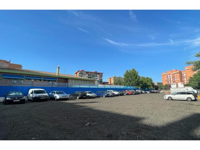 Aparcamiento en superficie gratuito en el barrio Girasol - Juncal - Montserrat 