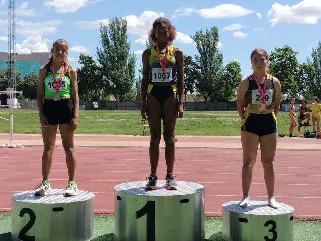 La torrejonera Eva Marie Pauline Mendy Oeillet, del Club Atletismo Torrejón, campeona de Madrid de triatlón sub-14 en categoría D