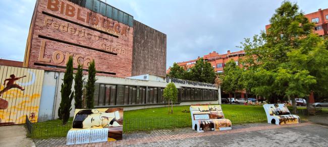 Instalados 3 bancos en forma de libros junto a la Biblioteca Central Federico García Lorca para promover la afición a la lectura