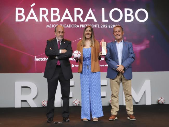 Bárbara Lobo, premiada en la I Gala de la Mujer de la Real Federación de Fútbol de Madrid 