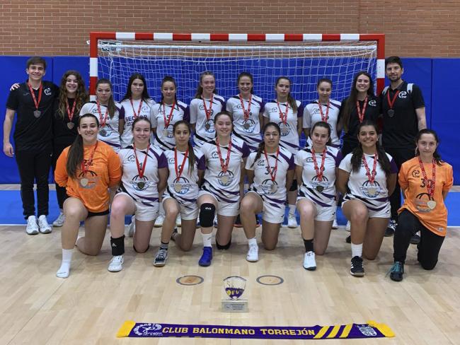 El equipo cadete femenino del Balonmano Torrejón, subcampeón de Madrid