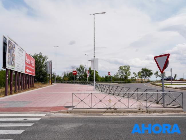 Ampliado y mejorado el tramo de acera junto a la rotonda del avión que muchos torrejoneros usan para acceder al Centro Comercial Oasiz, el Polígono Casablanca y la Base Aérea