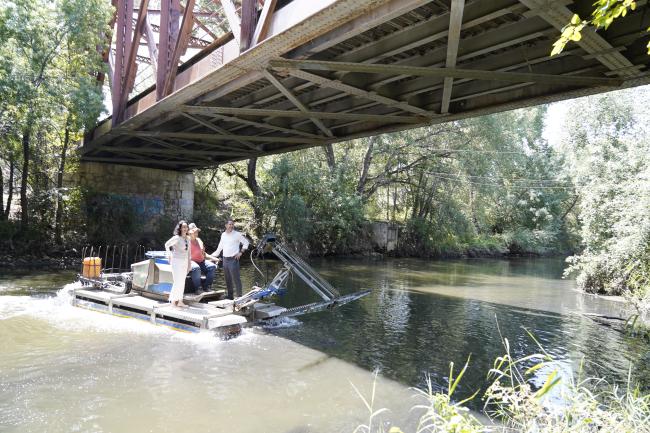 El Ayuntamiento de Torrejón de Ardoz sigue con la lucha contra los mosquitos y la mosca negra con el barco anfibio