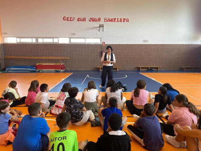 La campeona del mundo de boxeo y concejala de Mujer de Torrejón de Ardoz, Miriam Gutiérrez, impartió una charla sobre esfuerzo y superación a los alumnos de 6º de Primaria del colegioSan Juan Bautista de Arganda del Rey