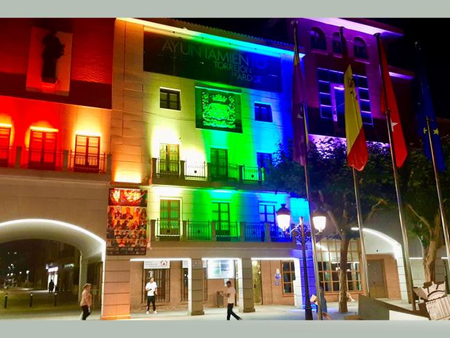 Los colores arcoíris en la fachada del Ayuntamiento como muestra de apoyo y en defensa de los derechos del colectivo LGTBI 