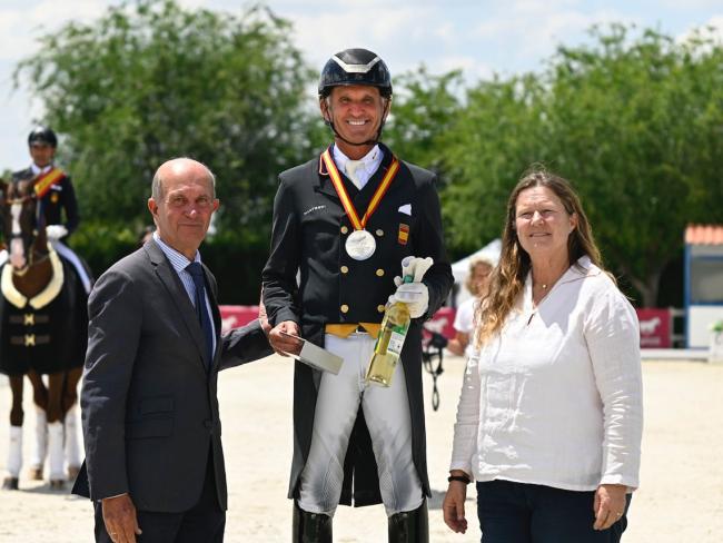 El jinete Juan Antonio Jiménez Cobo, con una escuela de doma clásica en Torrejón de Ardoz, logra la medalla de plata en el Campeonato de España de esta modalidad