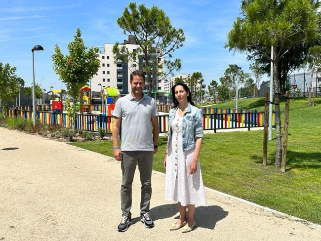 El nuevo Parque Alcalá cuenta con 201 árboles de gran calibre, además de 3.506 m2 de praderas de césped y con esta zona verde ya son 124 los parques nuevos y reformados por el actual Gobierno local
