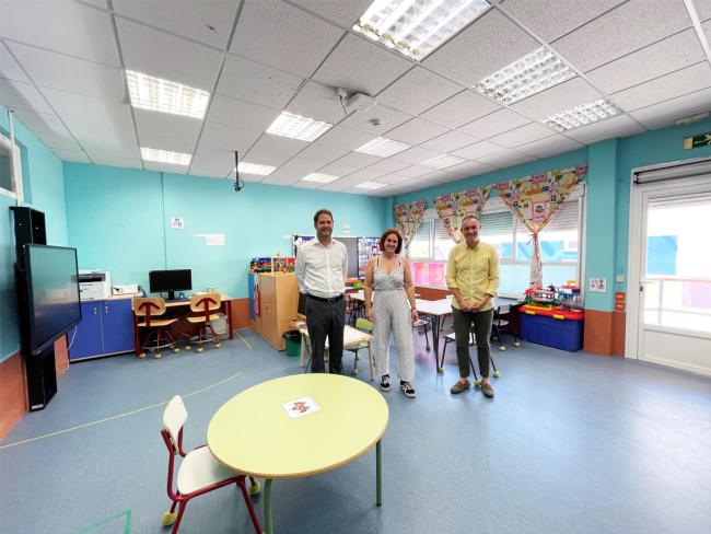 Visita en el colegio La Zarzuela a una de las nuevas aulas para alumnos con necesidades educativas especiales derivadas de un trastorno generalizado del desarrollo (TGD)