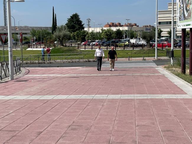 El alcalde, Ignacio Vázquez, visita el ampliado y mejorado tramo de acera, situado junto a la rotonda del avión, que muchos torrejoneros usan para acceder al Centro Comercial Oasiz, el Polígono Casablanca y la Base Aérea