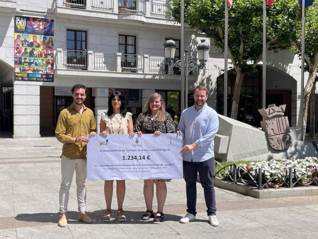 Entregados los 1.234 euros obtenidos con la recaudación de los monólogos de la Semana de la Juventud de Torrejón a AFADACS