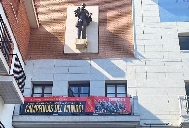 lona de felicitación dedicada a las jugadoras de la selección española de fútbol 