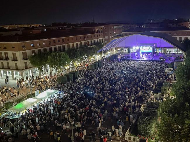 Torrejón de Ardoz cantó y bailó al son de los 80 con el gran festival “Locos X los 80” que tuvo una espectacular acogida y que ante la previsión de lluvias se celebró en la Plaza Mayor con la Orquesta Mondragón, Un Pingüino en mi Ascensor, Modestia Aparte