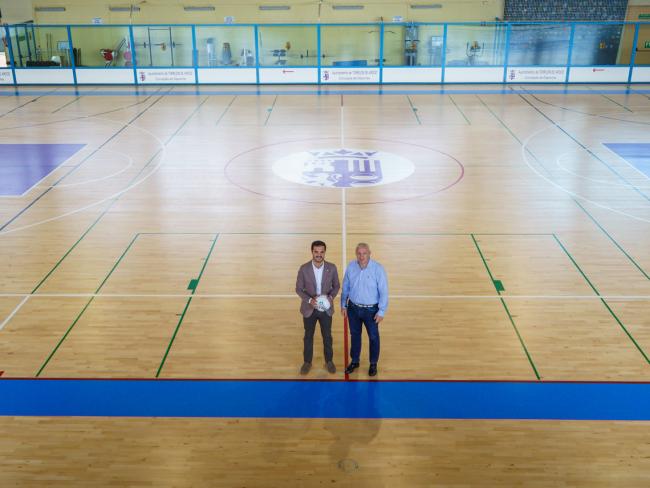 El alcalde, Alejandro Navarro Prieto, y el concejal de Deportes, José Miguel Martín Criado, en el pabellón Javi Limones donde se ha renovado la tarima