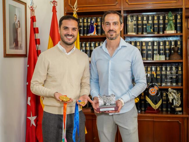 El alcalde de Torrejón de Ardoz, Alejandro Navarro Prieto, recibe a Kenio Gonzalo