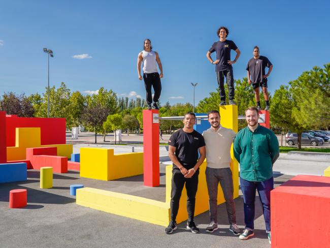 El alcalde, Alejandro Navarro Prieto, el seleccionador nacional de Parkour de España, el torrejonero, Karl Fow, y el concejal de Urbanismo, Vivienda y Juventud, Victor Miranda, junto a los deportistas participantes en la exhibición