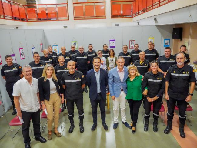  El alcalde, Alejandro Navarro Prieto, y el concejal de Bienestar, Educación e Inmigración, Rubén Martínez, con los profesionales de la UME