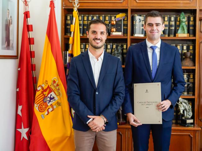 El alcalde, Alejandro Navarro Prieto recibe al torrejonero, Roberto Gutiérrez, finalista de los Premios Jóvenes Juristas