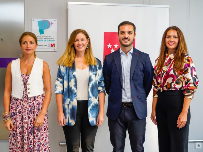 La consejera de Familia, Juventud y Asuntos Sociales, Ana Dávila-Ponce de León, y el alcalde de Torrejón, Alejandro Navarro Prieto visitan el Punto Municipal de Violencia de Género de la ciudad, donde se ofrece asistencia psicológica, social o asesoría ju