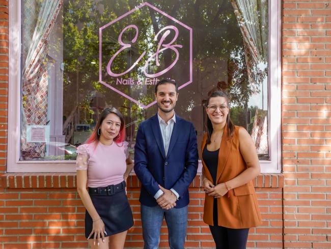 El alcalde, Alejandro Navarro Prieto, visitando EB Nails & Esthetic