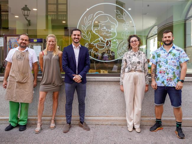 El alcalde, Alejandro Navarro Prieto, con los gerentes de El Jardín de la Abuela