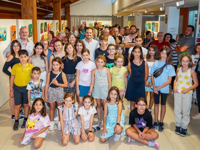 El alcalde, Alejandro Navarro Prieto, junto a los jóvenes artistas de Animal Art