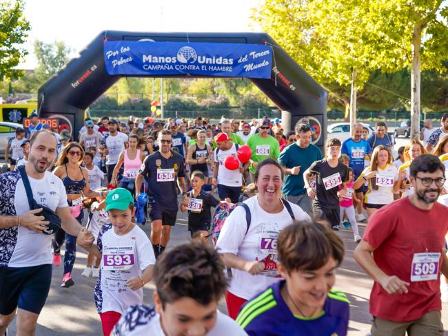 Familias y corredores de todas las edades participaron en la Carrera Solidaria de Manos Unidas 
