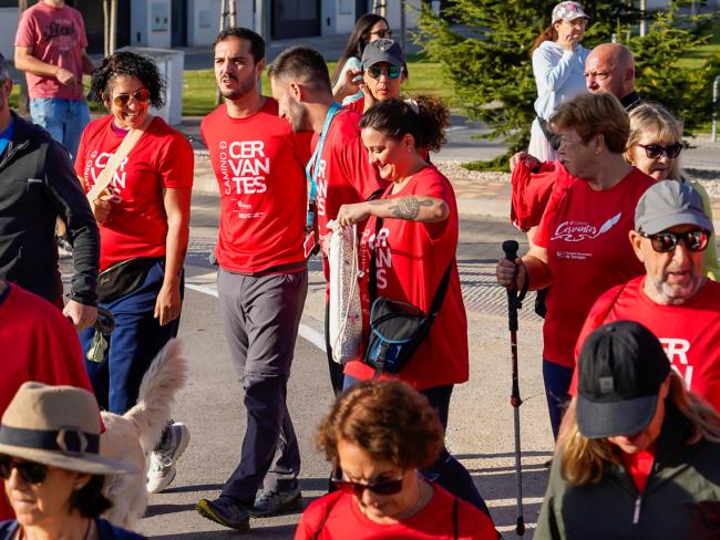 El alcalde, Alejandro Navarro Prieto, y la concejala de Turismo, Mirian Gutiérrez, en la primera etapa del VII Camino de Cervantes