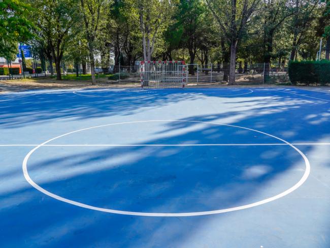 Renovada íntegramente con pintura antideslizante la pista de fútbol sala del Parque Veredillas