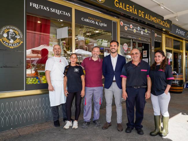 El alcalde, Alejandro Navarro Prieto, visitando la Galería de Alimentación “La Plaza”