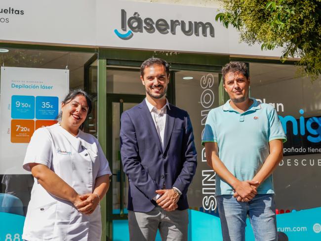 El alcalde, Alejandro Navarro Prieto, visitando Láserum