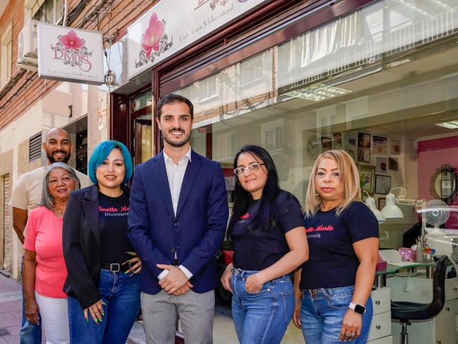 El alcalde, Alejandro Navarro Prieto, visitando el centro de uñas y estética integral Divinis