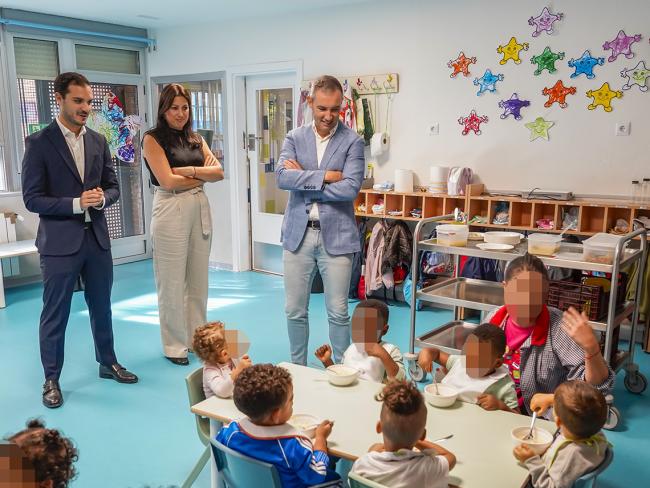El alcalde, Alejandro Navarro Prieto, visita el colegio Gabriel y Galán 