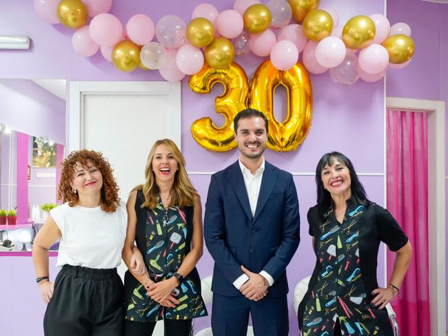 El alcalde, Alejandro Navarro Prieto, visitando el centro de Peluquería y Estética Mercuri en su 30 aniversario 