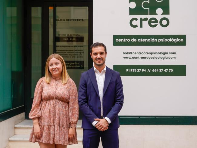 El alcalde, Alejandro Navarro Prieto, visitando el centro de atención psicológica, CREO, junto a su directora, Cristina Justicia