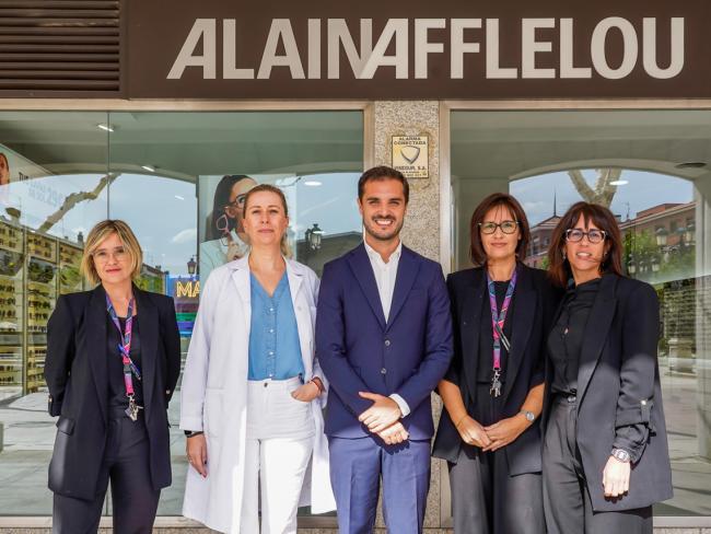 El alcalde, Alejandro Navarro Prieto, visitó el establecimiento dentro del apoyo institucional que realiza el regidor a las diferentes empresas ubicadas en el término municipal de la localidad
