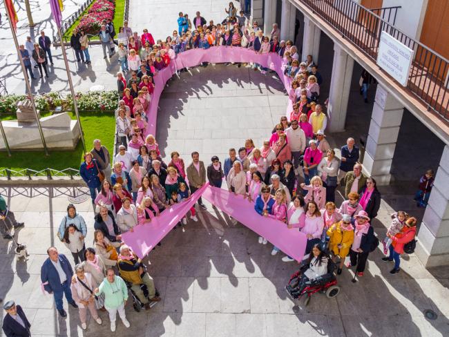 Torrejón de Ardoz se sumó a la conmemoración del Día Mundial contra el cáncer de mama con un gran lazo humano rosa