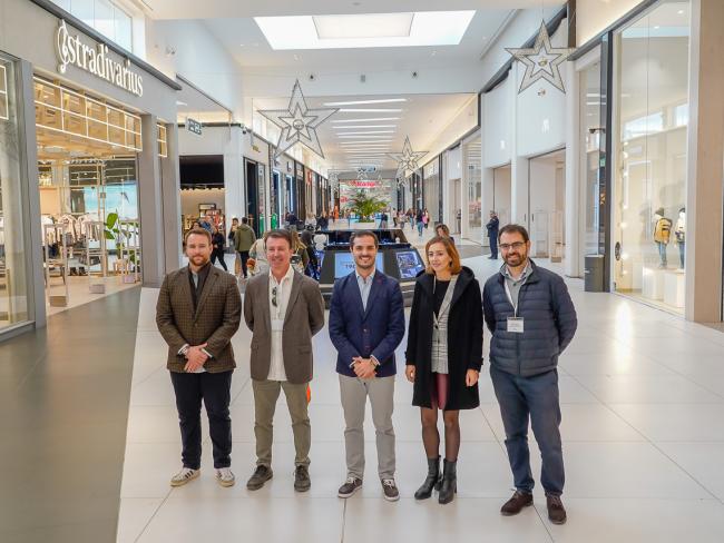 El alcalde, Alejandro Navarro Prieto, visitando una de las zonas ya reformadas del Centro Comercial Parque Corredor, junto a la gerente, Joaquina Joaquín, el concejal de Urbanismo, Vivienda y Juventud, Víctor Miranda y otros responsables de la superficie comercial 