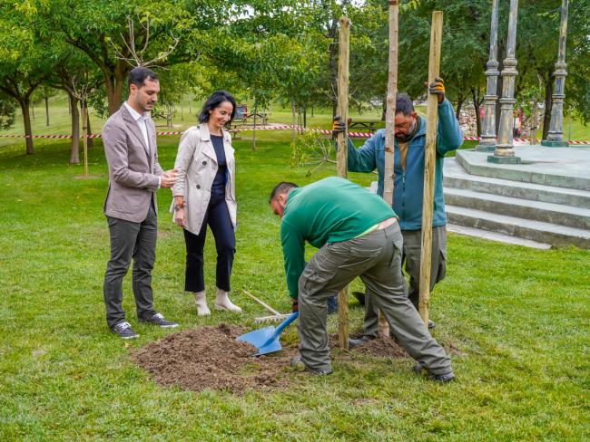 El alcalde, Alejandro Navarro Prieto y la concejala de Medio Ambiente, Esperanza Fernández, visitando la plantación de los árboles