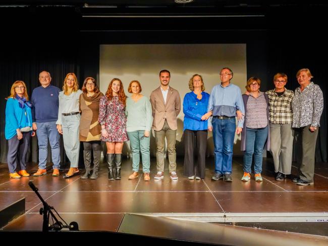 El alcalde, Alejandro Navarro Prieto, y el concejal de cultura, José Antonio Moreno con los profesores de la Escuela Municipal de Adultos 