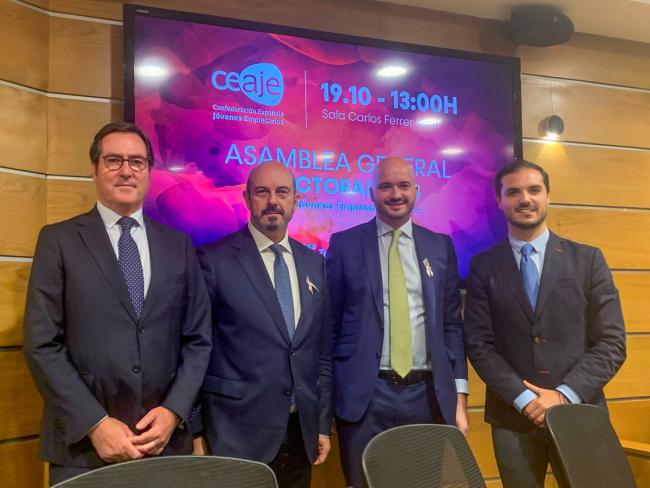 Antonio Garamendi, presidente de la CEOE, Pedro Rollán, presidente del Senado, Fermín Albaladejo, presidente de Confederación Española de Asociaciones de Jóvenes Empresarios (CEAJE) y Alejandro Navarro Prieto, alcalde de Torrejón de Ardoz en la Asamblea General Electoral de CEAJE