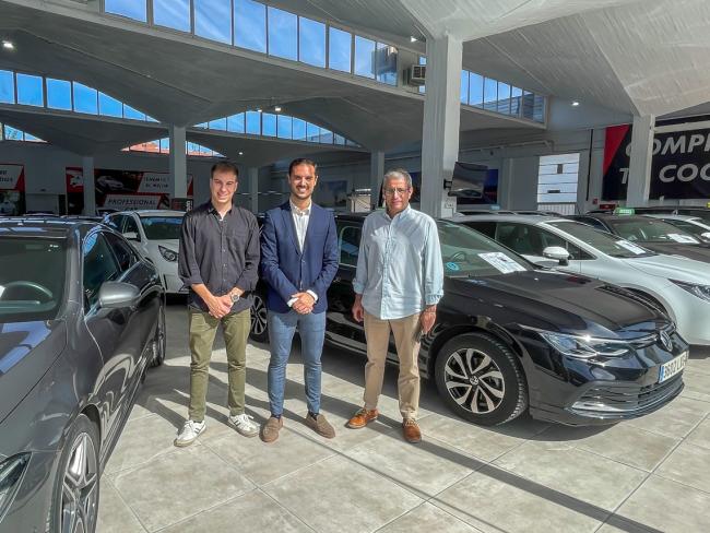 El alcalde, Alejandro Navarro Prieto visitando el concesionario HR Motor