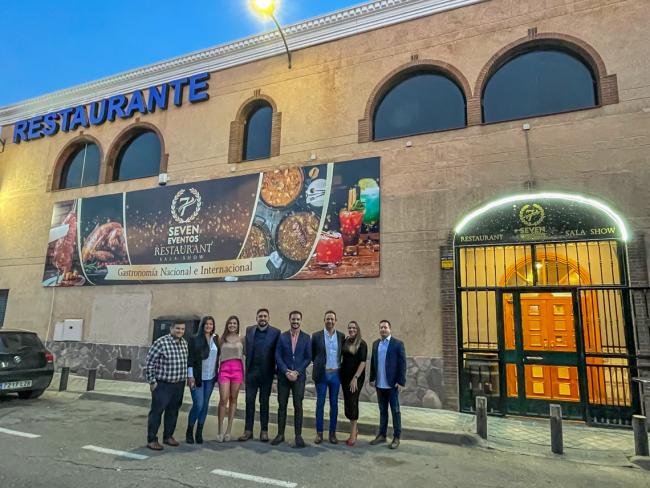 El alcalde, Alejandro Navarro Prieto, visitó el establecimiento dentro del apoyo institucional que realiza el regidor a las diferentes empresas ubicadas en el término municipal de la localidad