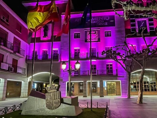 Torrejón de Ardoz tiñe de rosa la fachada del Ayuntamiento sumándose al Día Mundial contra el cáncer de mama