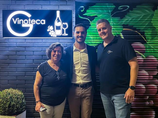 El alcalde, Alejandro Navarro Prieto, visitando la Vinoteca Gomar