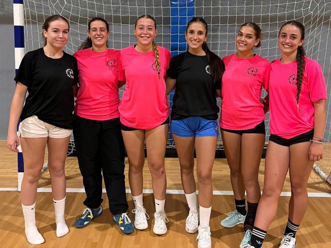 Las jugadora y entrenadora cadetes (con camiseta negra) y las jugadoras juveniles (con camiseta rosa) del Club Balonmano Torrejón que participaron en el Campeonato de España 