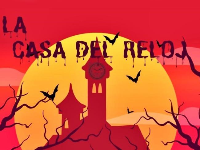 uestros vecinos, Isabel Felipe y Raúl Vicente, han decorado ellos mismos y de forma totalmente altruista La Casa del Reloj con motivo de la celebración de Halloween