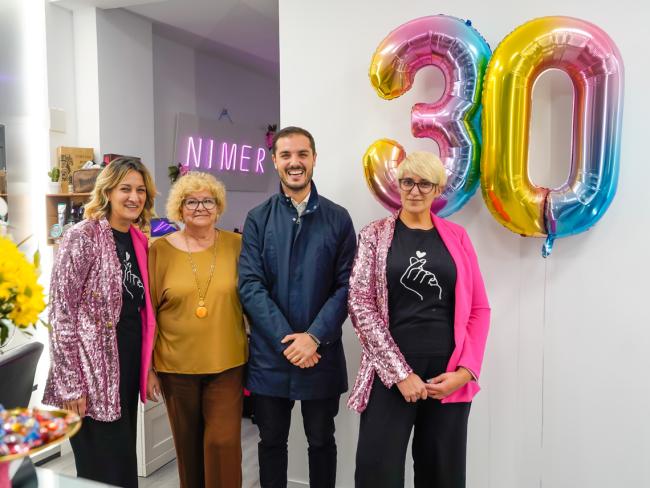 El alcalde, Alejandro Navarro Prieto junto a Mercedes Márquez y sus hijas, Cristina y Mercedes Tajuelo, visitando la Peluquería Nimer 