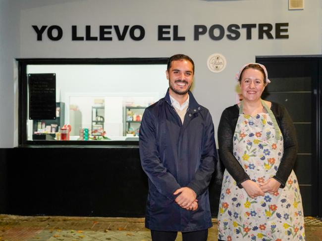 El alcalde, Alejandro Navarro Prieto, visitando Yo llevo el postre, junto a su gerente, Raquel Grau de Miguel 