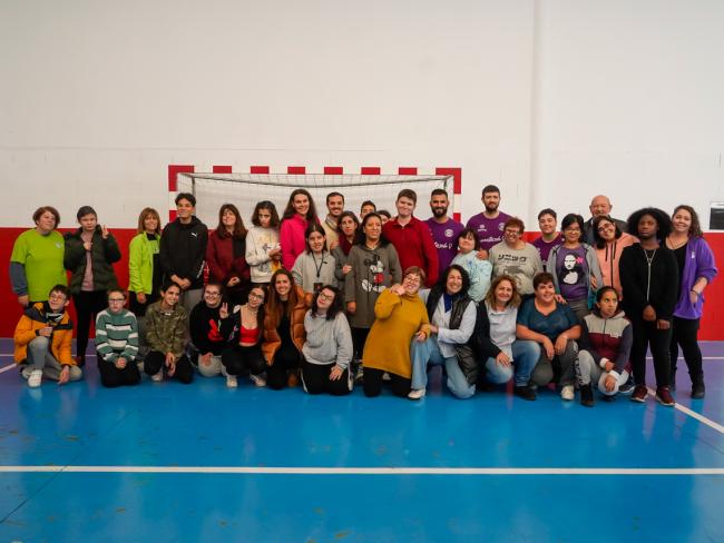 El Alejandro Navarro Prieto, la concejala de Igualdad y Festejos, María Eugenia Gil, y la edil de Turismo, Miriam Gutiérrez, junto a Víctor García, con los participantes del Centro de Educación Especial Astor