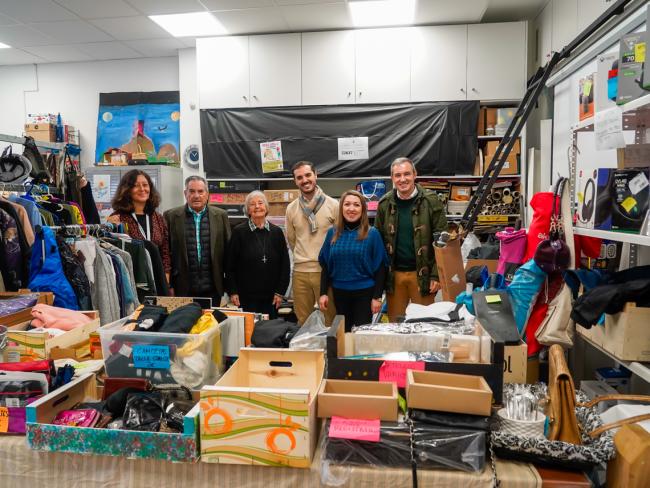 El alcalde, Alejandro Navarro Prieto, y el concejal de Bienestar, Educación e Inmigración, Rubén Martínez, visitando la iniciativa